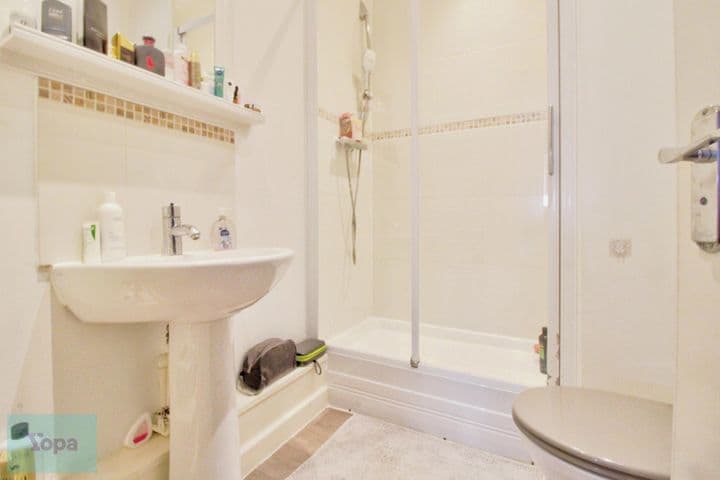 2 bedrooms apartment for sale in Luton, United Kingdom - Image 5