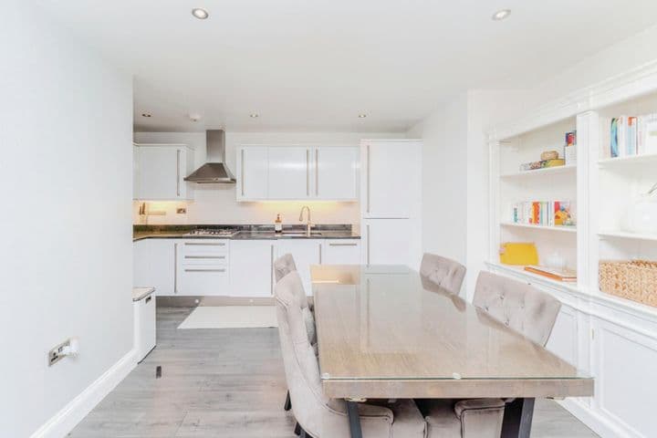 3 bedrooms apartment for sale in Uxbridge, United Kingdom - Image 3