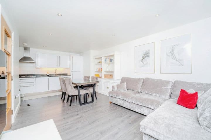 3 bedrooms apartment for sale in Uxbridge, United Kingdom - Image 2