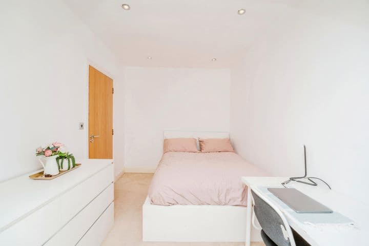 3 bedrooms apartment for sale in Uxbridge, United Kingdom - Image 7