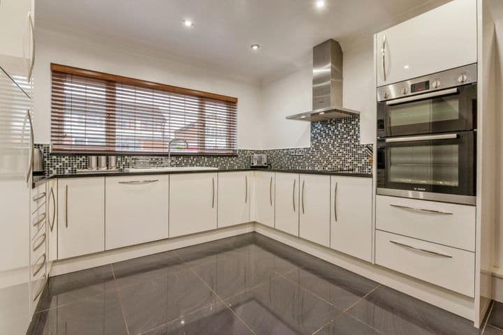 3 bedrooms house for sale in Wickford, United Kingdom - Image 2