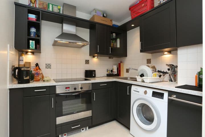 1 bedroom apartment for sale in London, United Kingdom - Image 5