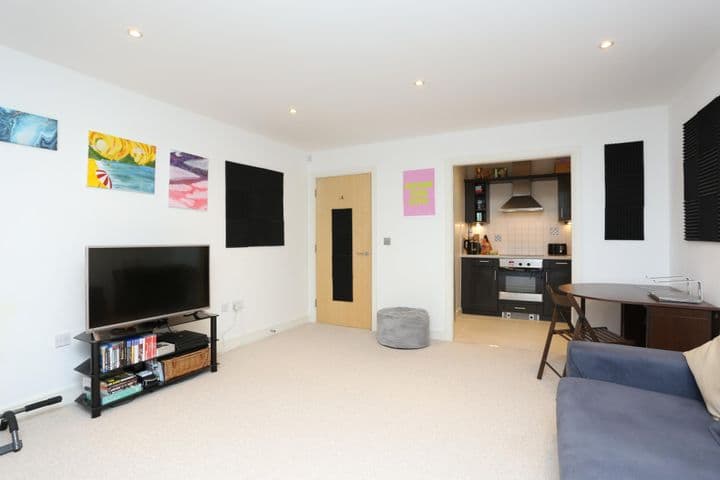 1 bedroom apartment for sale in London, United Kingdom - Image 7