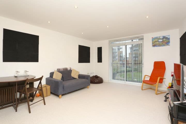 1 bedroom apartment for sale in London, United Kingdom - Image 2