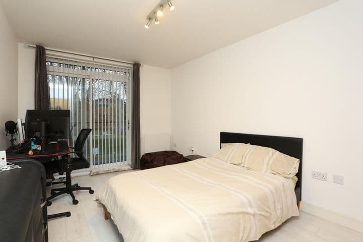 1 bedroom apartment for sale in London, United Kingdom - Image 11