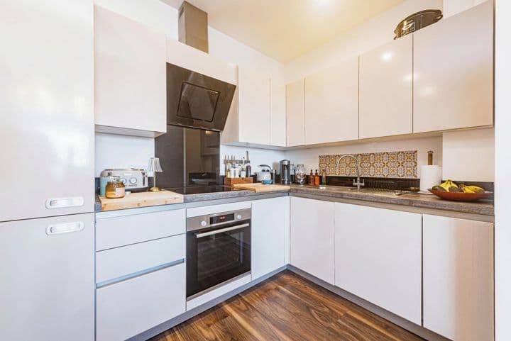 2 bedrooms apartment for sale in Basingstoke, United Kingdom - Image 6