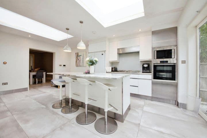 4 bedrooms house for sale in London, United Kingdom - Image 2