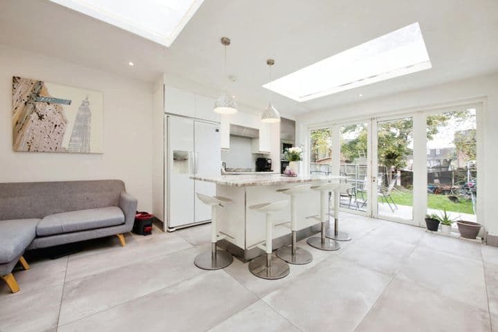 4 bedrooms house for sale in London, United Kingdom - Image 8