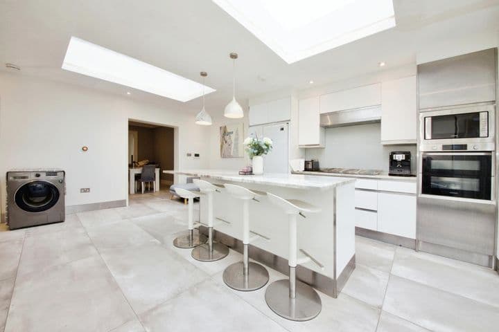 4 bedrooms house for sale in London, United Kingdom - Image 9