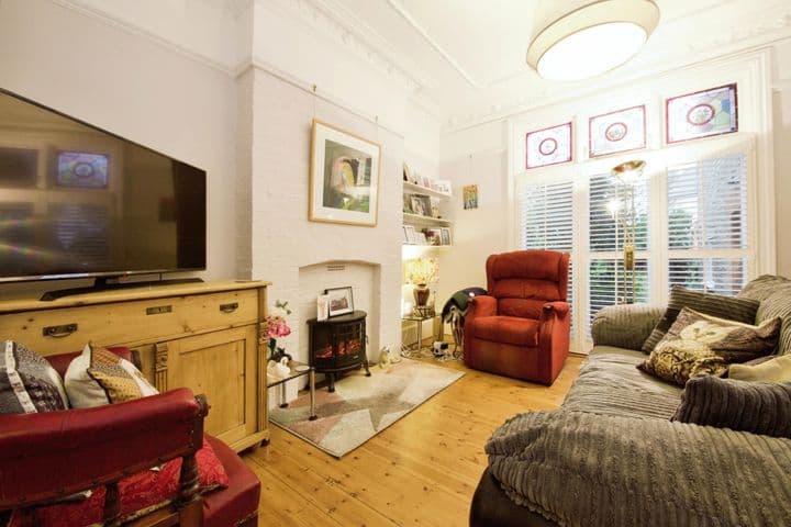 4 bedrooms house for sale in London, United Kingdom - Image 3