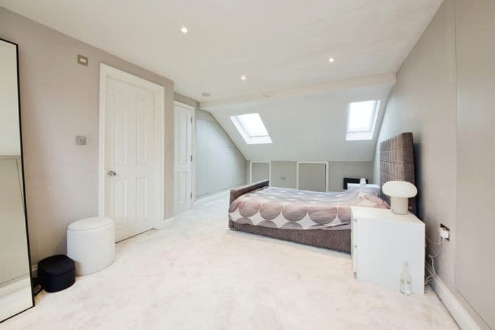 4 bedrooms house for sale in London, United Kingdom - Image 4