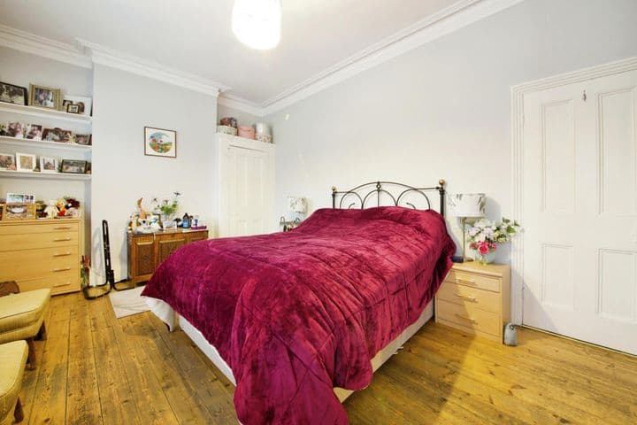 4 bedrooms house for sale in London, United Kingdom - Image 10