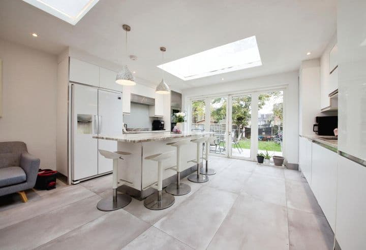 4 bedrooms house for sale in London, United Kingdom - Image 10