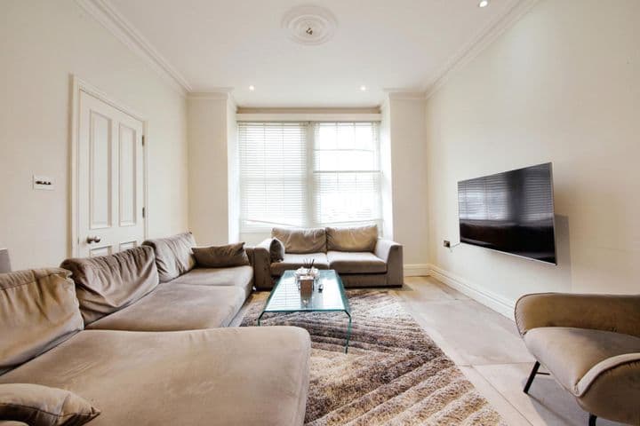 4 bedrooms house for sale in London, United Kingdom - Image 6