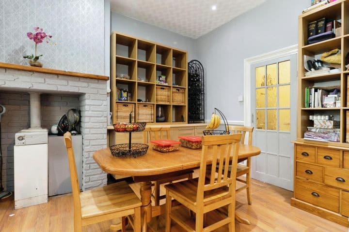 4 bedrooms house for sale in London, United Kingdom - Image 10