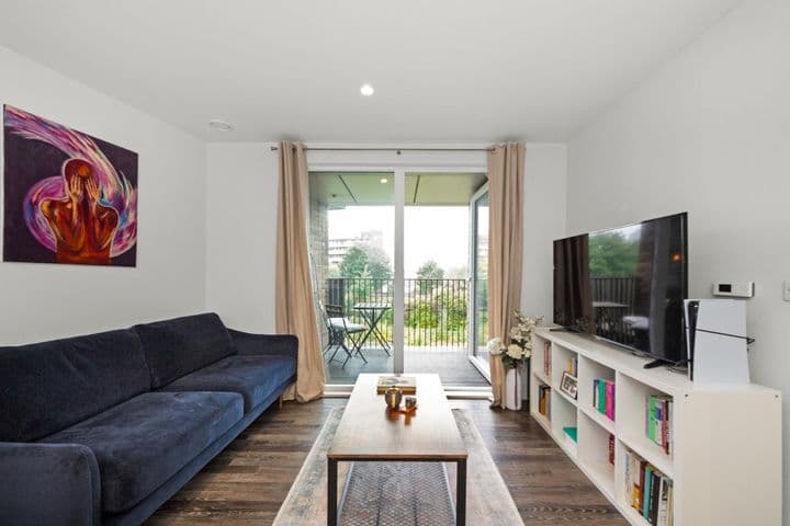 2 bedrooms apartment for sale in London, United Kingdom - Image 2