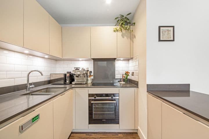 2 bedrooms apartment for sale in London, United Kingdom - Image 5