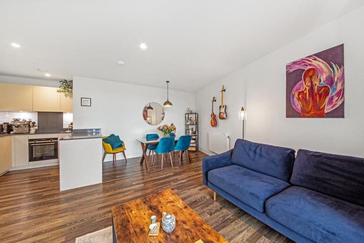 2 bedrooms apartment for sale in London, United Kingdom - Image 3