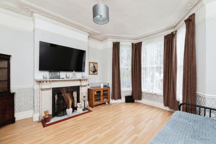 4 bedrooms house for sale in London, United Kingdom - Image 6