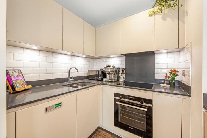 2 bedrooms apartment for sale in London, United Kingdom - Image 6