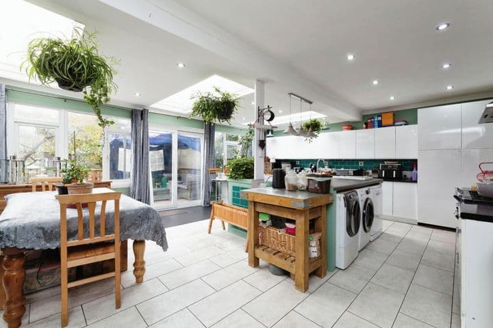 4 bedrooms house for sale in London, United Kingdom - Image 2