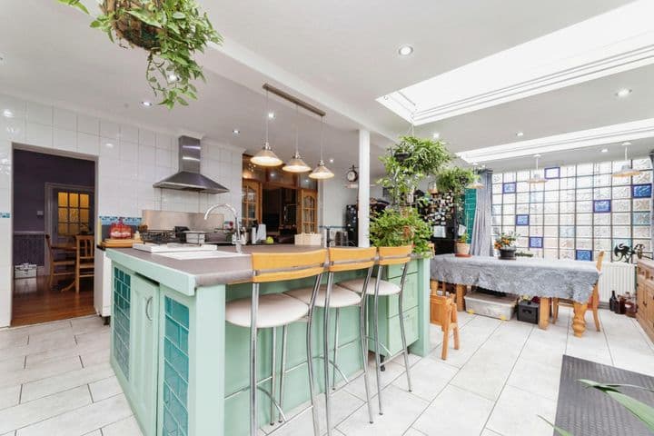 4 bedrooms house for sale in London, United Kingdom - Image 9