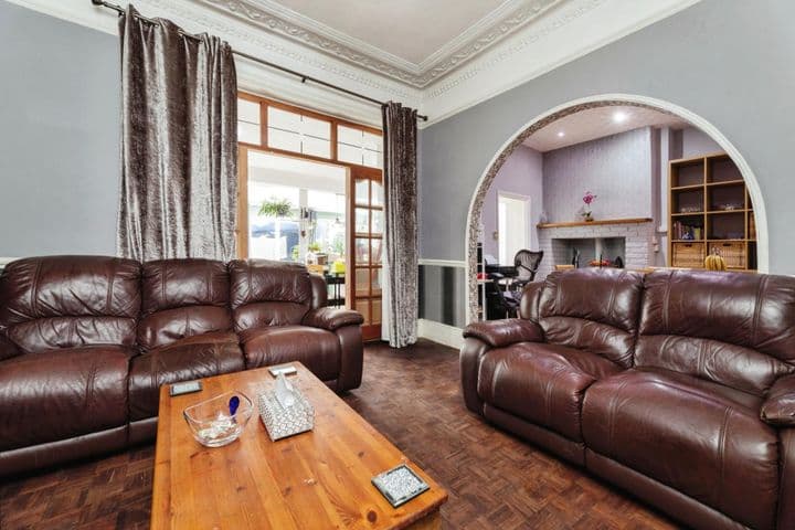 4 bedrooms house for sale in London, United Kingdom - Image 3