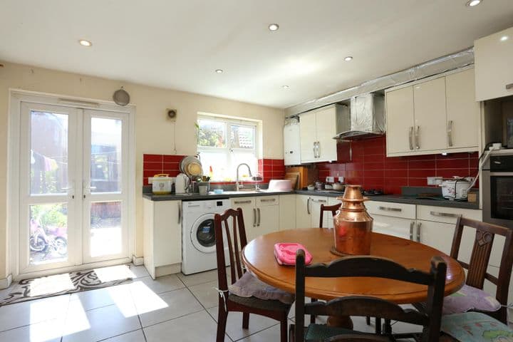 4 bedrooms house for sale in London, United Kingdom - Image 2