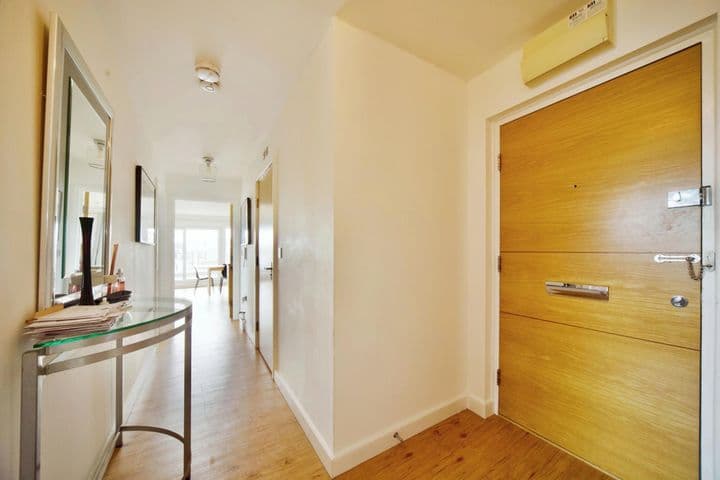 3 bedrooms apartment for sale in London, United Kingdom - Image 3