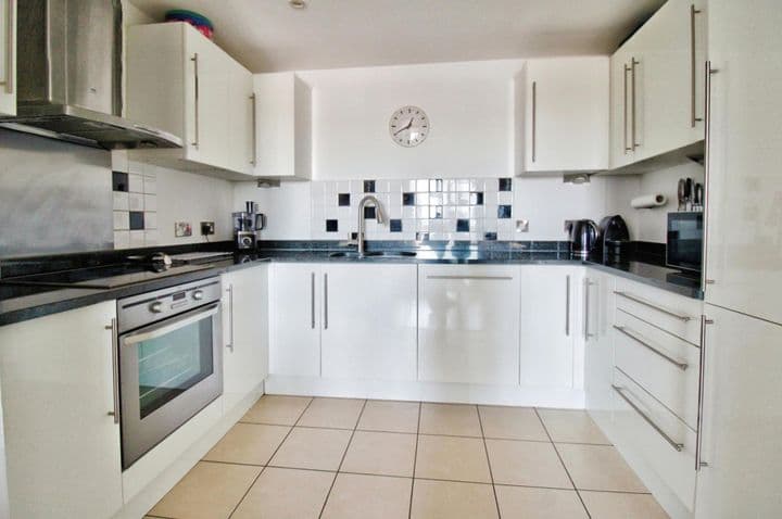 2 bedrooms apartment for sale in Romford, United Kingdom - Image 4