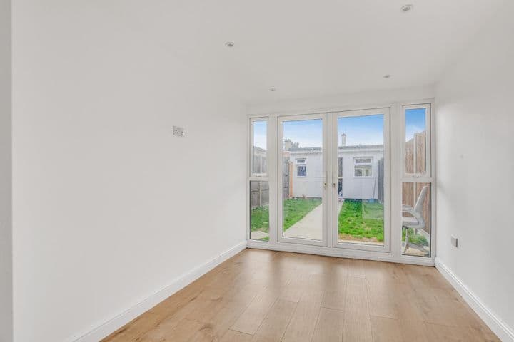 4 bedrooms house for sale in Edgware, United Kingdom - Image 3