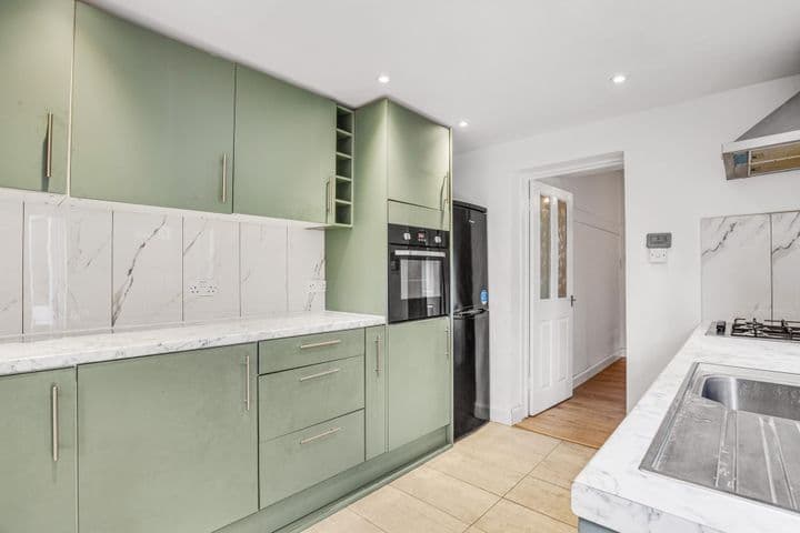 4 bedrooms house for sale in Edgware, United Kingdom - Image 4