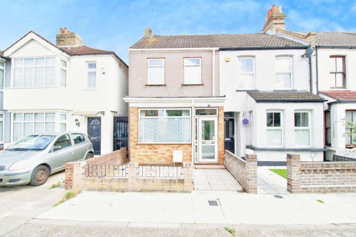 2 bedrooms house for sale in Romford, United Kingdom - Image 2