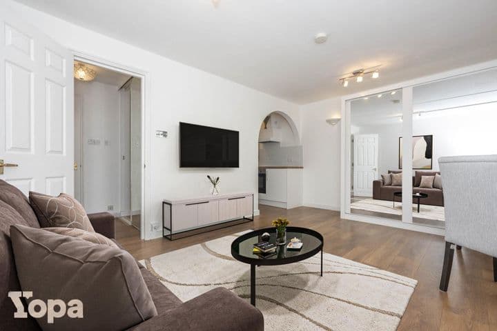 Apartment for sale in Greenhithe, United Kingdom - Image 3