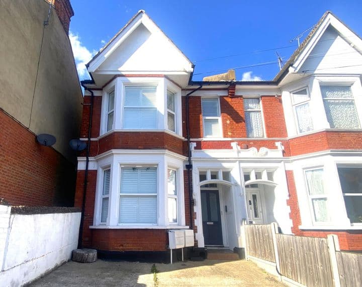 2 bedrooms apartment for sale in Southend-On-Sea, United Kingdom - Image 2