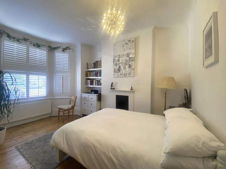 2 bedrooms apartment for sale in Southend-On-Sea, United Kingdom - Image 10