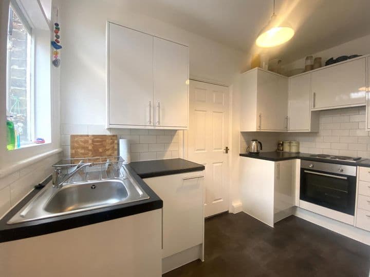 2 bedrooms apartment for sale in Southend-On-Sea, United Kingdom - Image 3