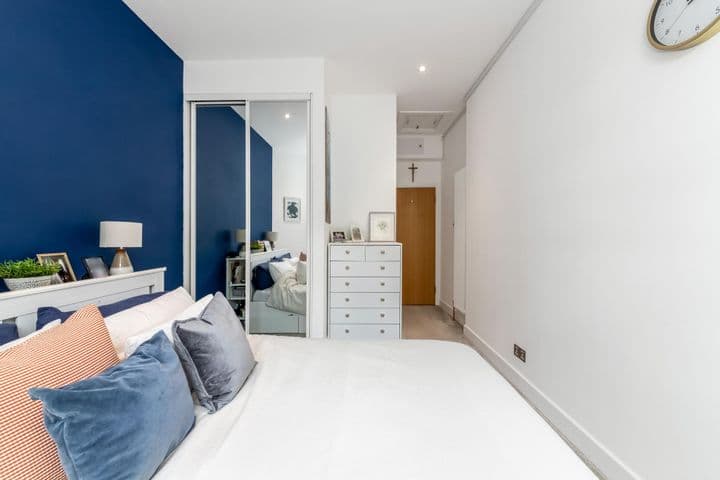 2 bedrooms apartment for sale in London, United Kingdom - Image 6