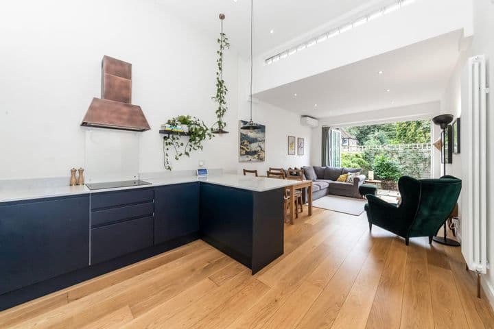 2 bedrooms apartment for sale in London, United Kingdom - Image 2