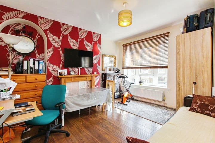 2 bedrooms apartment for sale in London, United Kingdom - Image 2