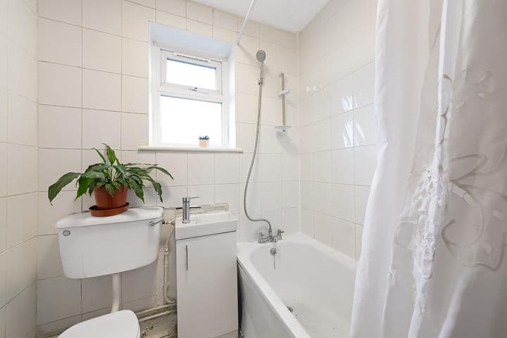 2 bedrooms apartment for sale in London, United Kingdom - Image 11