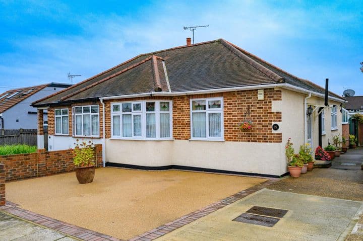 2 bedrooms house for sale in Romford, United Kingdom - Image 2