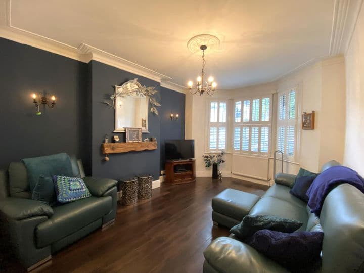 3 bedrooms house for sale in Southend-On-Sea, United Kingdom - Image 3