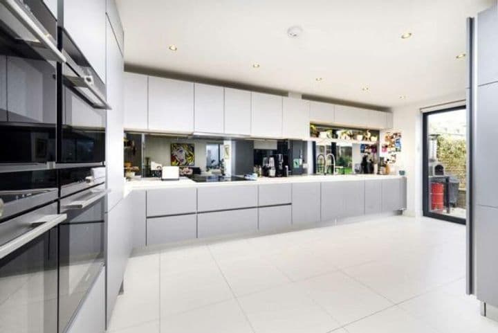 5 bedrooms house for sale in London, United Kingdom - Image 4