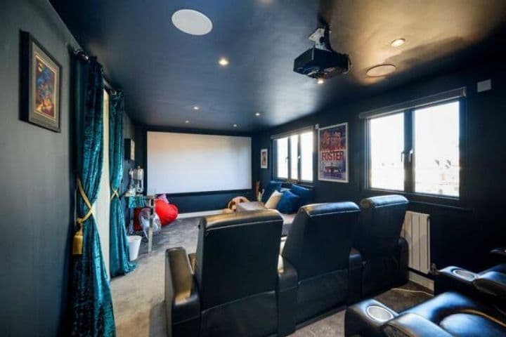 5 bedrooms house for sale in London, United Kingdom - Image 9