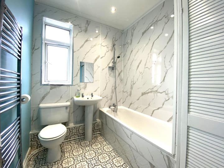 3 bedrooms apartment for sale in Westcliff-On-Sea, United Kingdom - Image 10