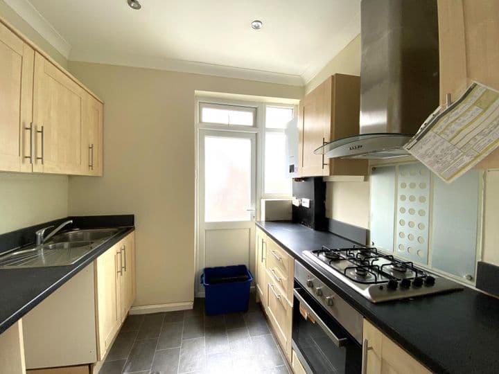 3 bedrooms apartment for sale in Westcliff-On-Sea, United Kingdom - Image 3