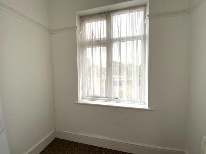 3 bedrooms apartment for sale in Westcliff-On-Sea, United Kingdom - Image 8