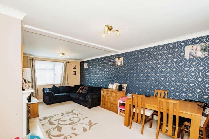 3 bedrooms house for sale in Worthing, United Kingdom - Image 2