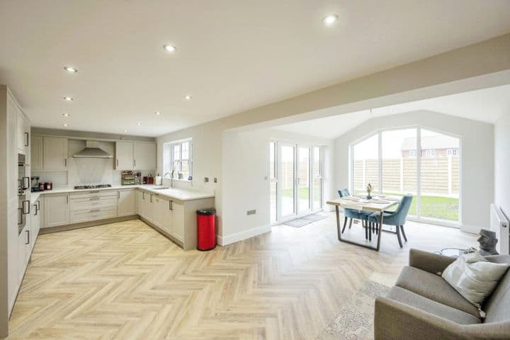 5 bedrooms house for sale in Barrow-Upon-Humber, United Kingdom - Image 4